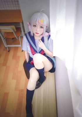 老头边吃奶边弄进去呻吟